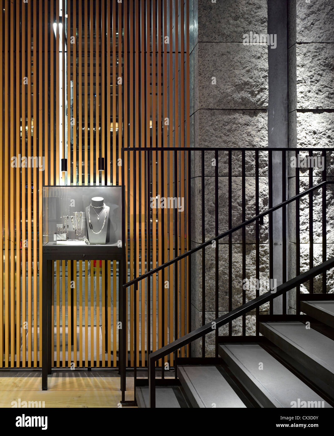 George Jenson Store, Tokio, Japan. Architekt: MPA Architekten, 2012. Innenansicht im Erdgeschoss in Richtung Treppe. Stockfoto