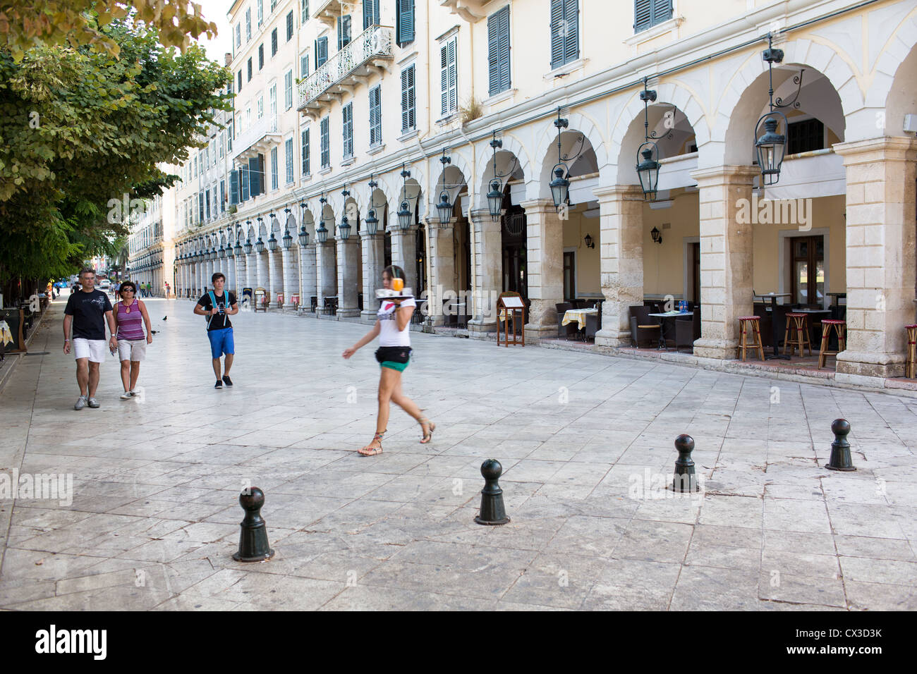 Touristen gehen auf der Straße Liston, Kerkyra (Korfu-Stadt), Korfu, Ionische Inseln, Griechenland. Stockfoto