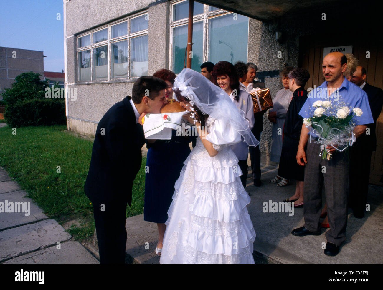 Liepaja Lettland Russische Hochzeit Traditionell. Nach der Begrüßung durch die Eltern bei der Brot and Salt Ceremony an der Rezeption in Brot zu beißen, ist eine Begrüßung Stockfoto