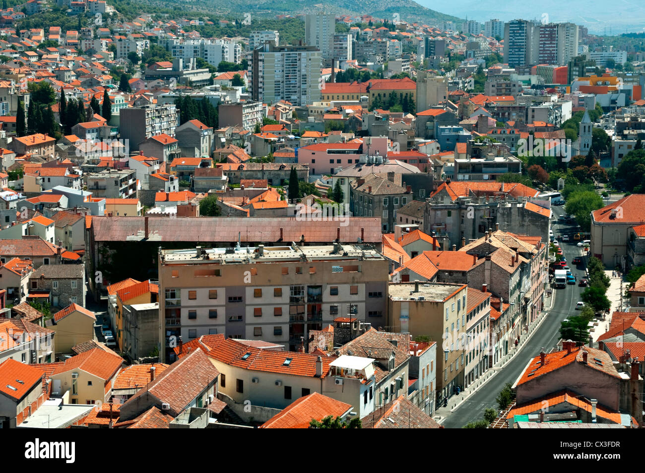 Kroatien. Blick über Sibenik mit vielen Häusern und Wohnung Blöcke Stockfoto