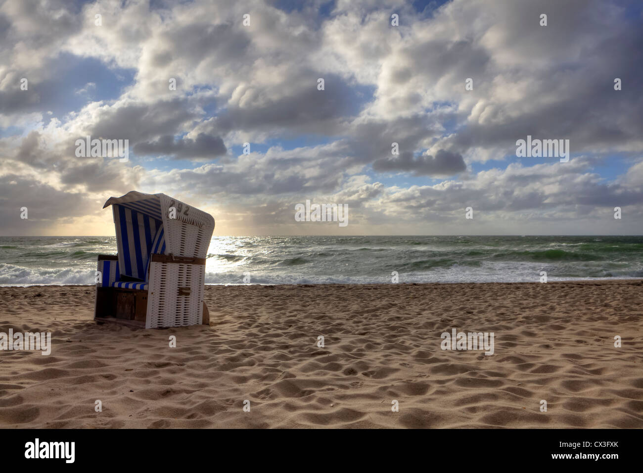 Strand Stuhl, Strand, Sonnenuntergang, Hoernum, Sylt, Schleswig-Holstein, Deutschland Stockfoto