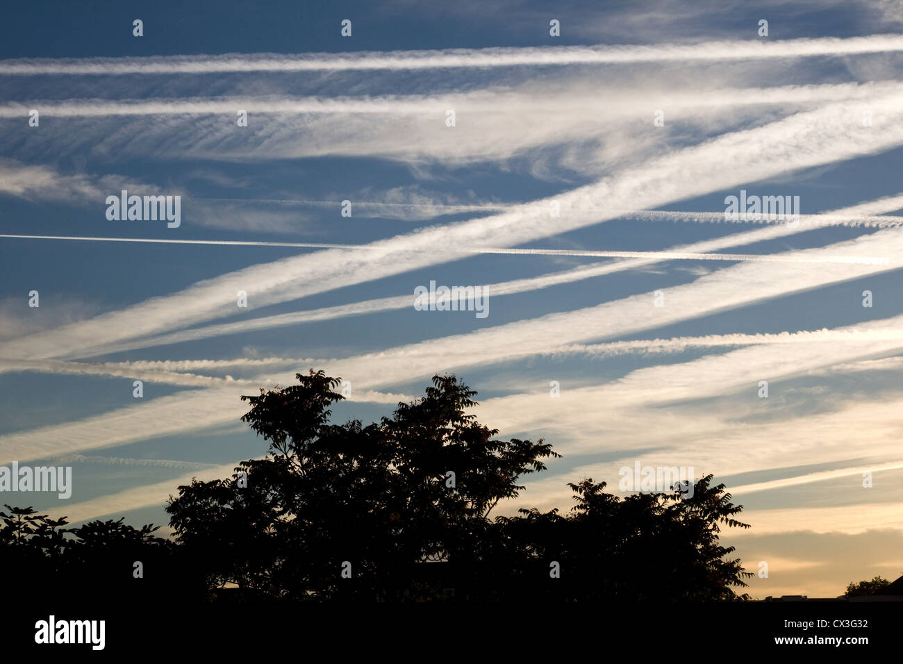 Flugzeug-Kondensstreifen auf Wolken in den Himmel über London Stockfoto