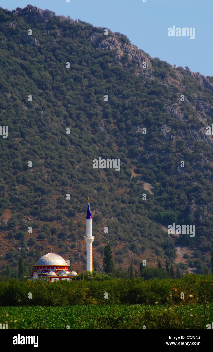 Ein Foto von einer Moschee in Isolation, die ein Gefühl von Einsamkeit Größe gegen den Berg Stockfoto