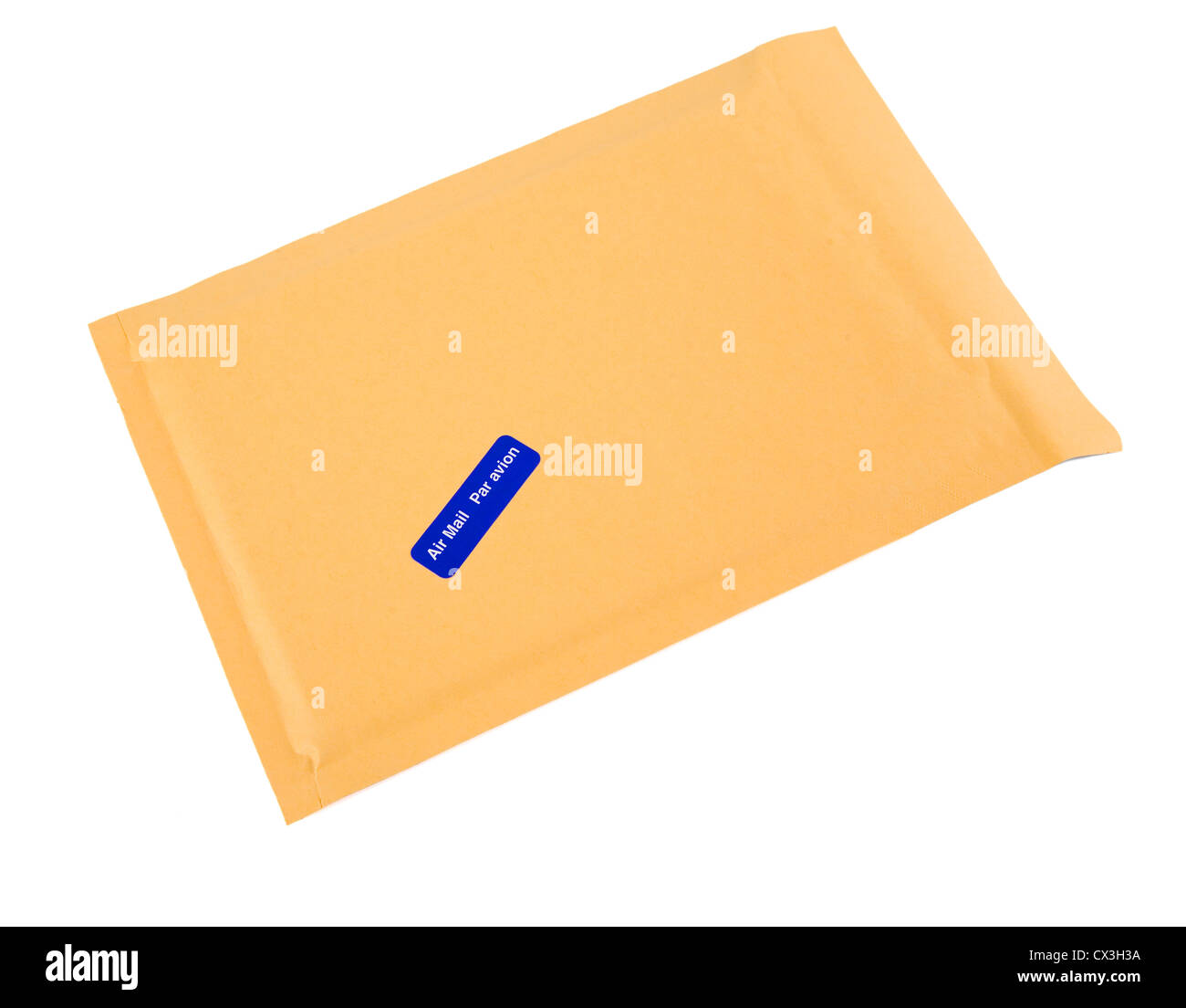 Eine braune Blase gepolsterten Umschlag mit einem Aufkleber Luftpost (in Englisch und Französisch). Stockfoto