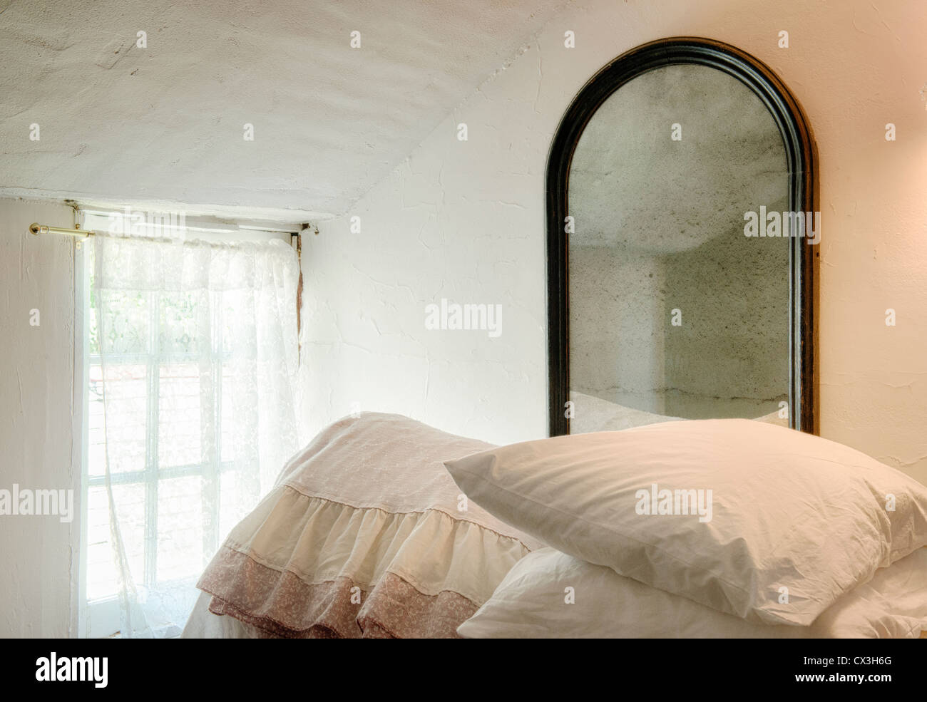 Bettwäsche, Fenster, Spiegel. Stockfoto