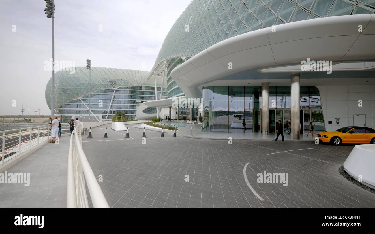 Yas Hotel, Abu Dhabi, Vereinigte Arabische Emirate. Architekt: Asymptote, Hani Rashid, Lise Anne Couture, 2010. Ansicht Eingang mit dem Auto. Stockfoto