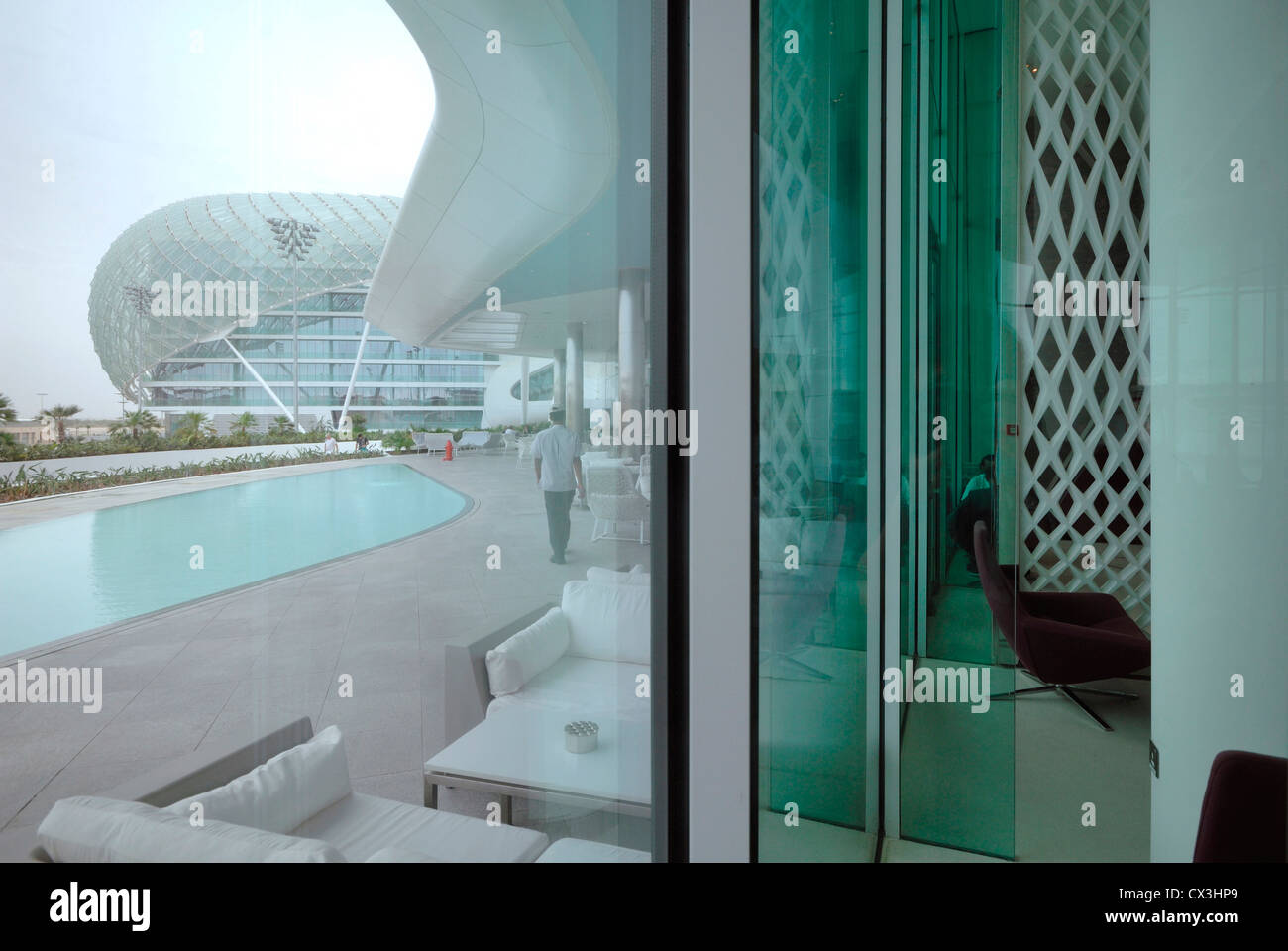 Yas Hotel, Abu Dhabi, Vereinigte Arabische Emirate. Architekt: Asymptote, Hani Rashid, Lise Anne Couture, 2010. Blick auf den Pool durch Stockfoto