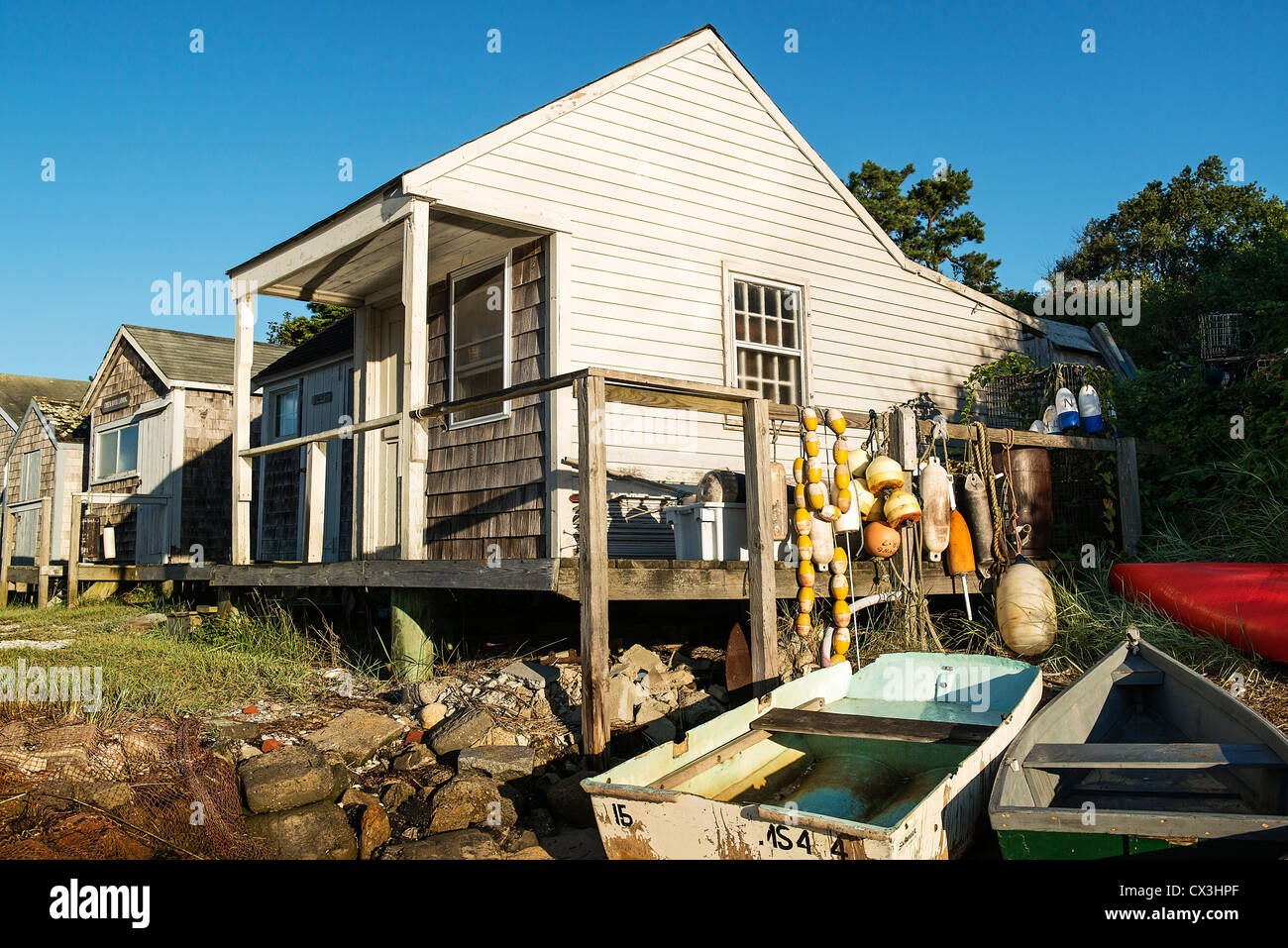 Angeln shanty mit Bojen, Stetson Cove Chatham, Massachusetts, USA Stockfoto