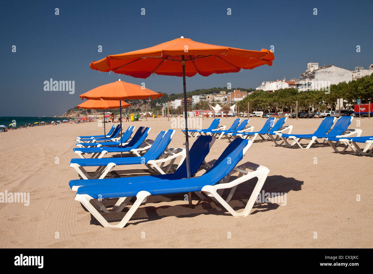Sonnenschirm und Liegebetten am Strand, Calella De La Costa, Costa del Maresme, Katalonien, Spanien, Europa Stockfoto