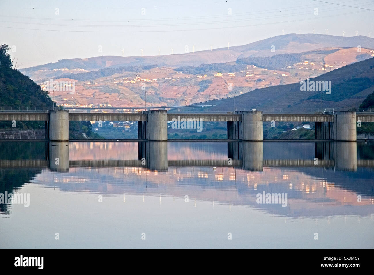 PORTUGAL, Douro-Fluss, Bagauste Damm Stockfoto