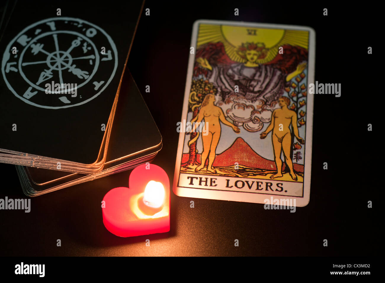 TarotKarte, der Liebhaber, bezieht sich auf Liebe und Glück Stockfotografie Alamy