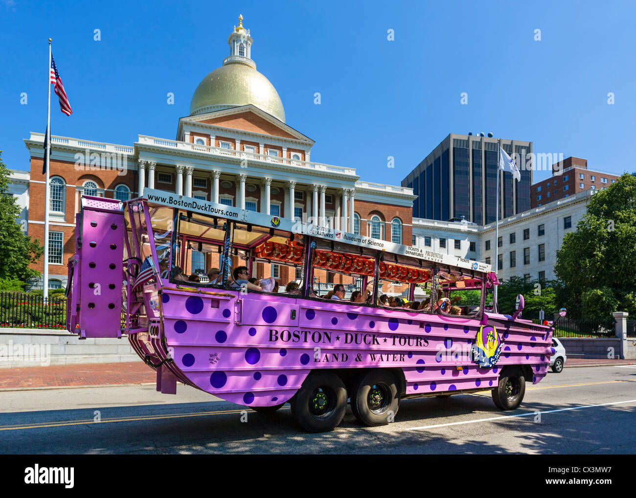 Boston Duck Tours amphibische Tour-Bus vor der Massachusetts State House, Beacon Street, Boston, Massachusetts, USA Stockfoto