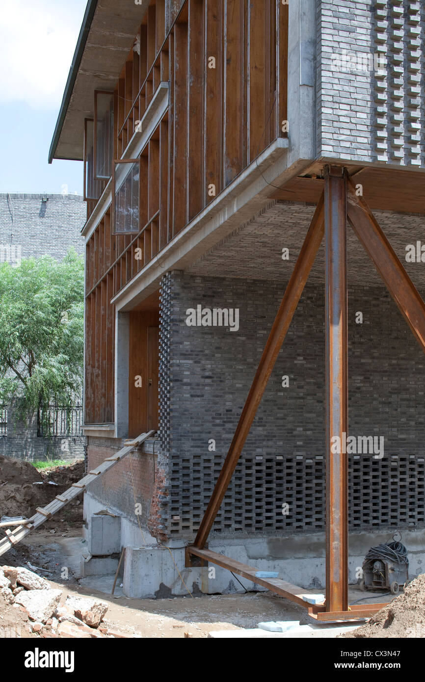 Verlegung des Tongxian Torhaus, Peking, China. Architekt: NADAAA, 2012. Der Freischwinger mit Stahlstütze Strahl aus einem anderen Blickwinkel Stockfoto