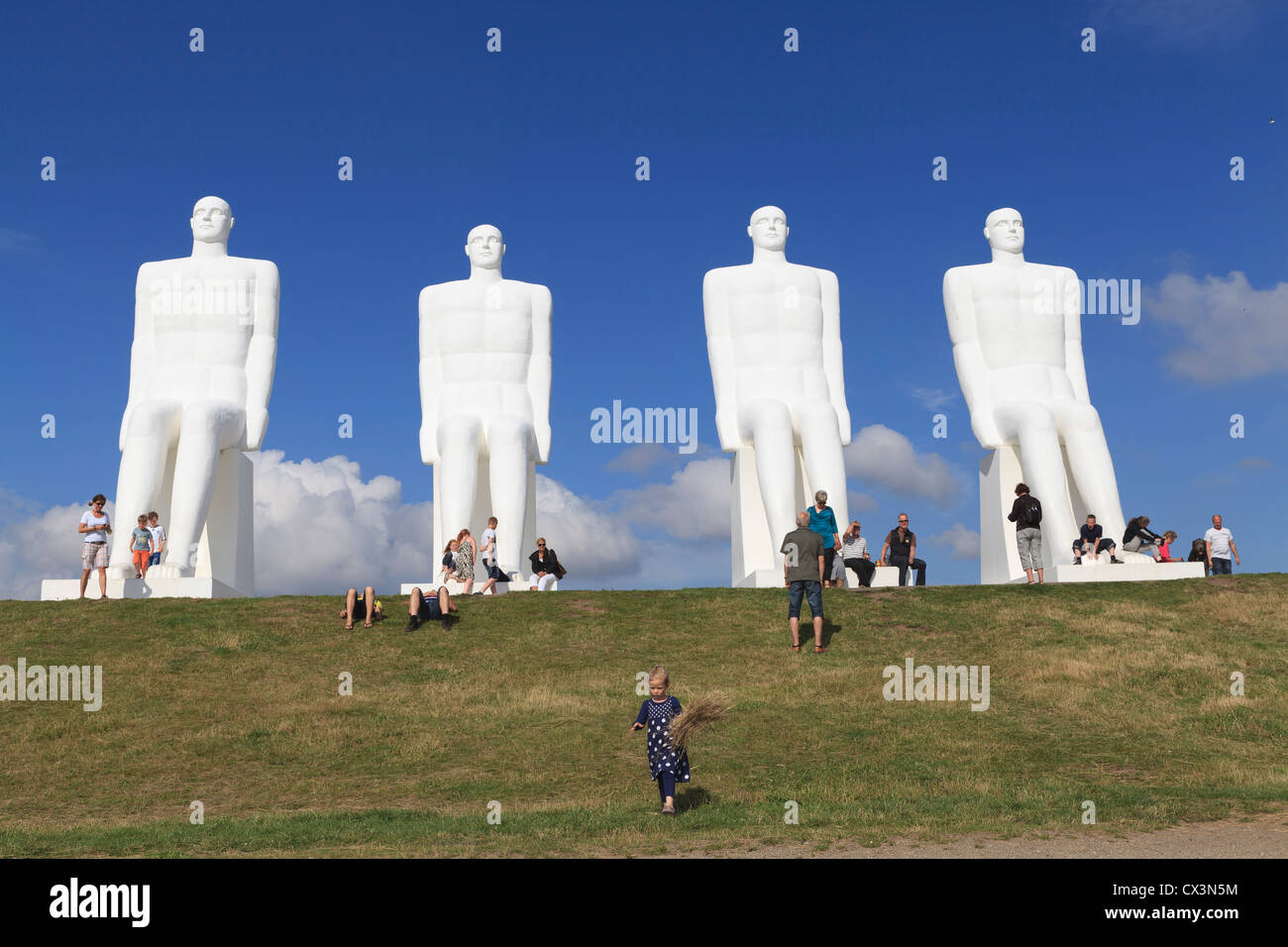 Die Männer auf See ist ein 9 Meter (30 ft) hohe weiße Denkmal der vier sitzenden Männer, westlich von Esbjerg neben Sædding Strand Stockfoto