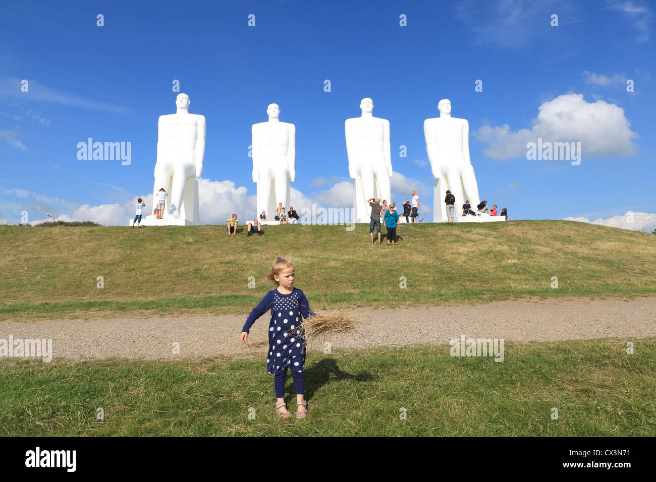 Die Männer auf See ist ein 9 Meter (30 ft) hohe weiße Denkmal der vier sitzenden Männer, westlich von Esbjerg neben Sædding Strand Stockfoto