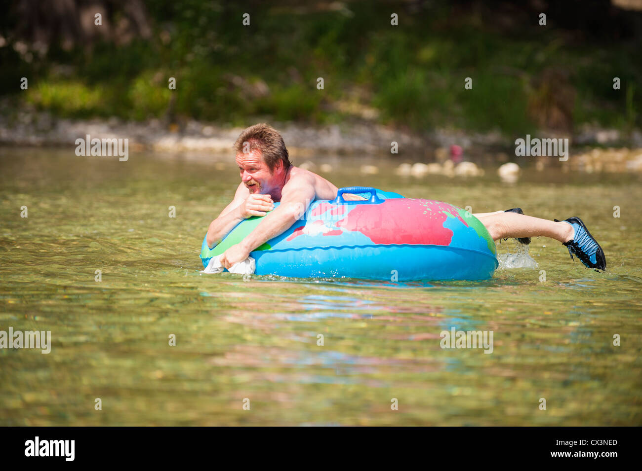 Mann, die Schläuche nach unten dem Frio River, Texas Stockfoto