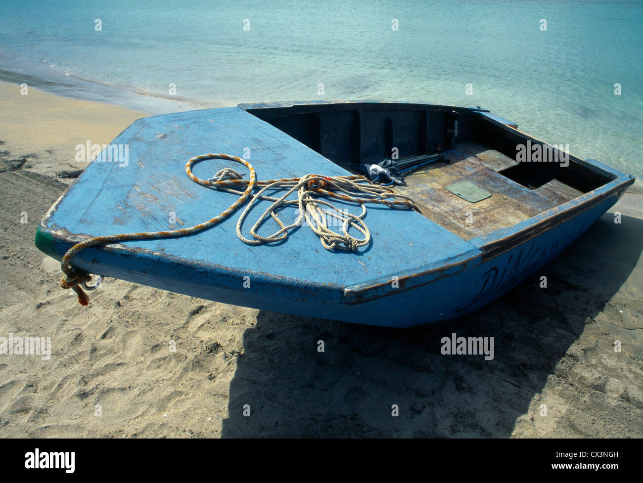 Nevis St. Kitts Oulie Strand Fischerboot am Strand Stockfoto