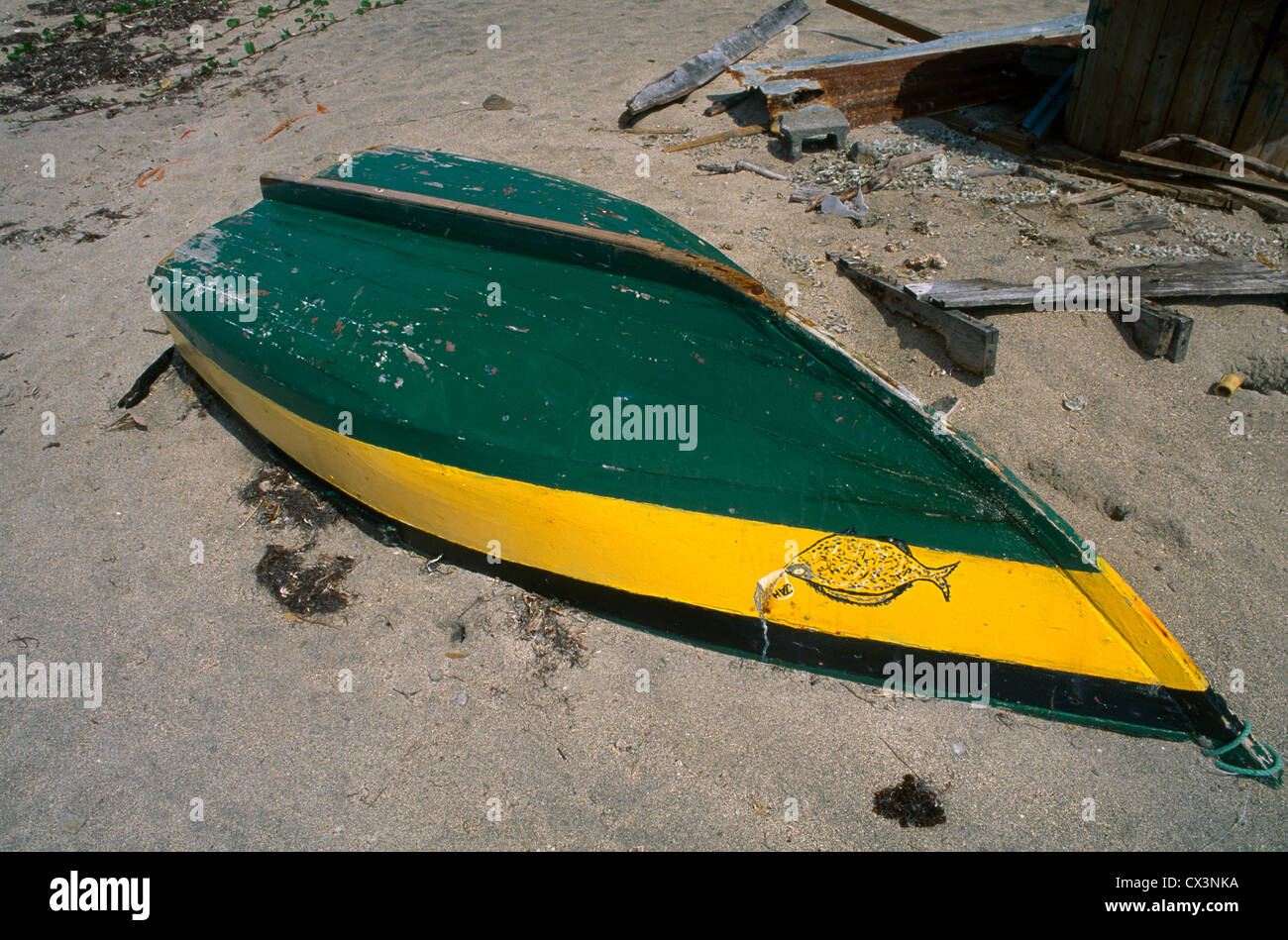 Nevis St. Kitts Fischerboot am Strand Stockfoto