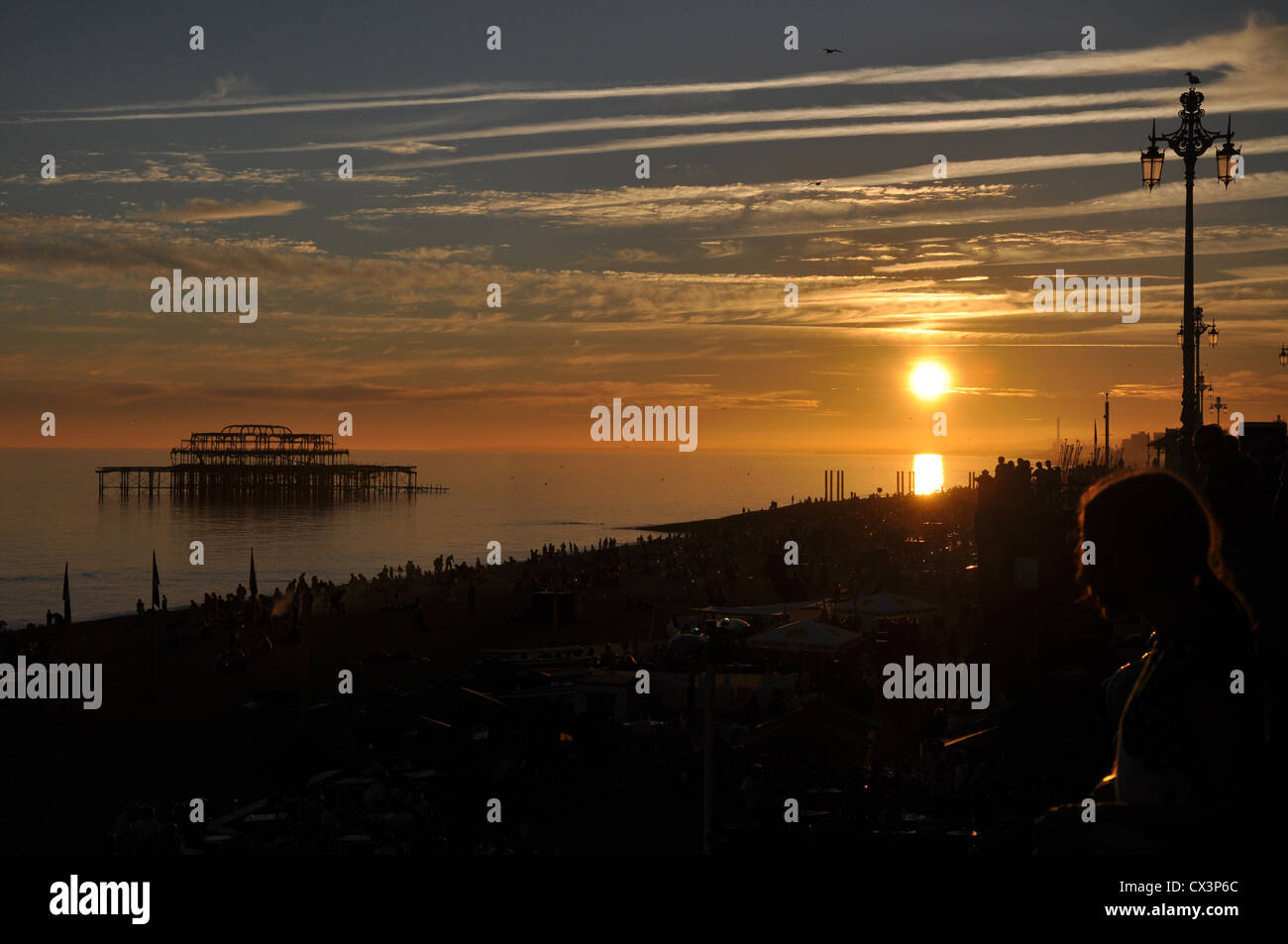 Sonnenuntergang am Strand, Blick auf das Meer Stockfoto