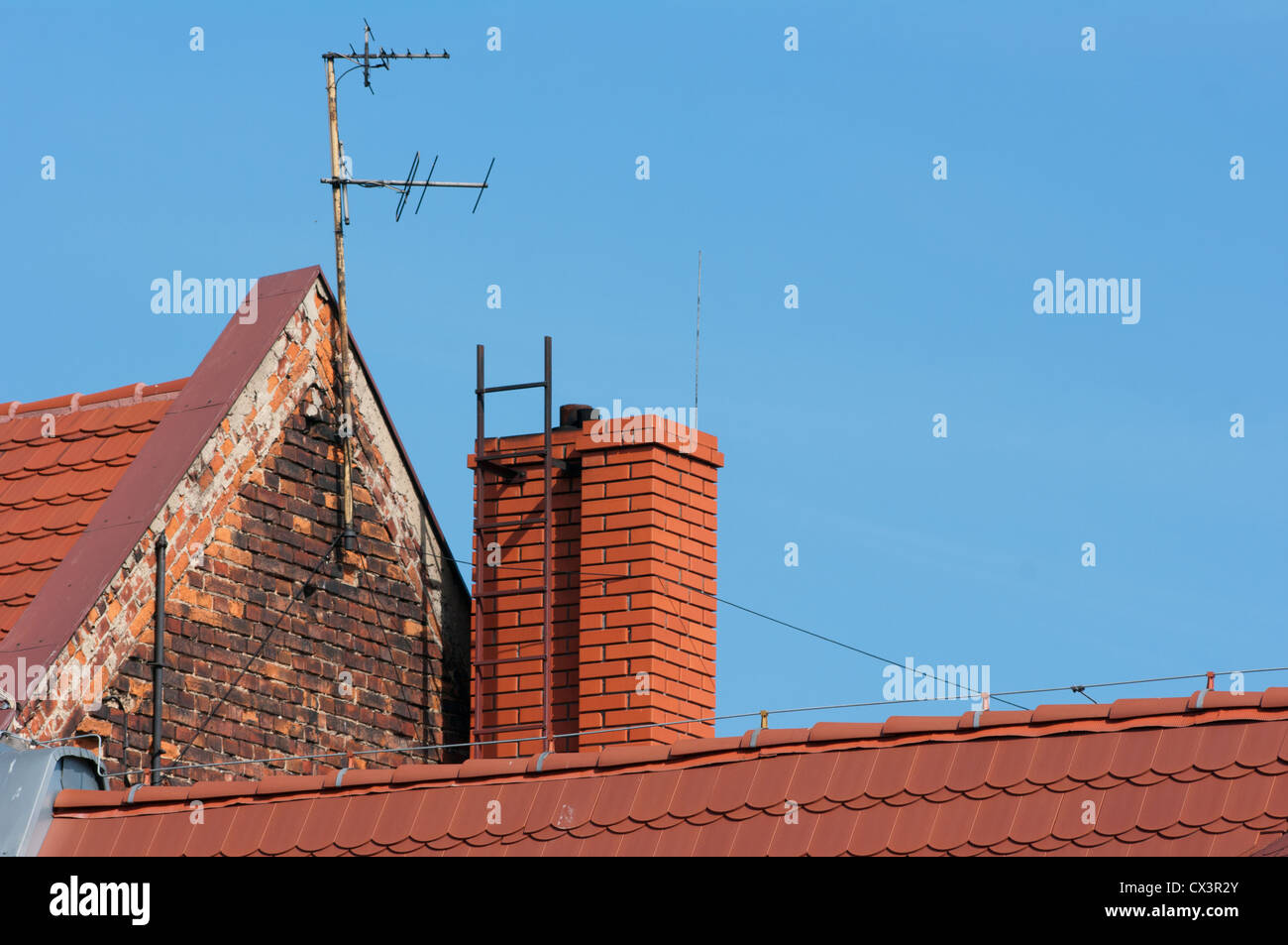 Dach mit roten Ziegeln. Stockfoto