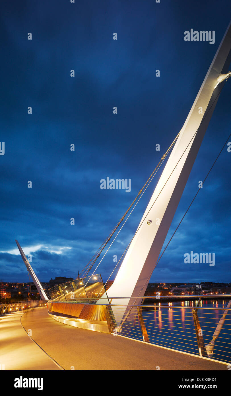 Friedensbrücke, Derry, Vereinigtes Königreich. Architekt: Wilkinson Eyre Architects, 2011. Blick auf Brücke bei Dämmerung zeigt Stahl-Support ein Stockfoto