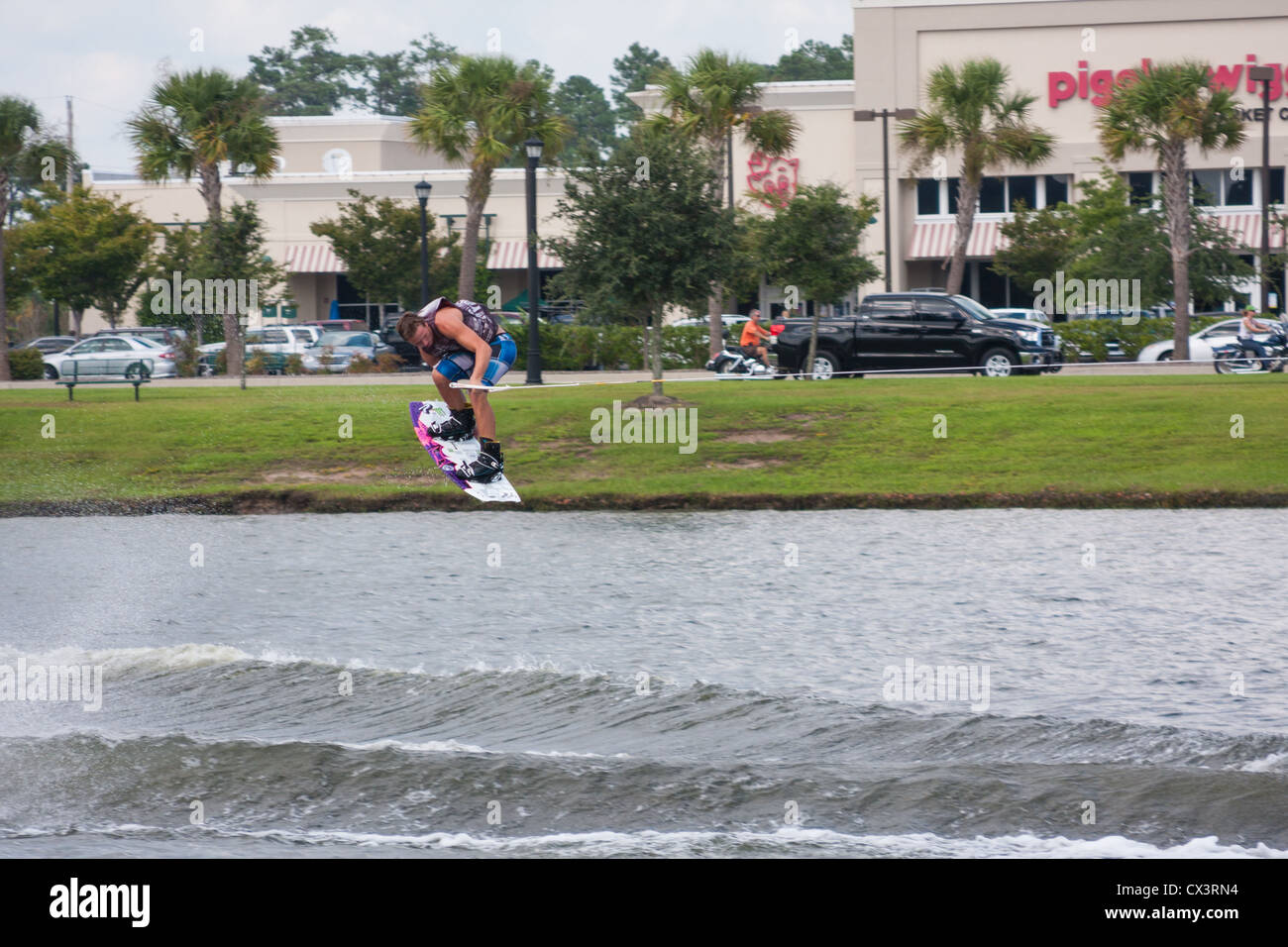 Wakeboard-Demonstrationen auf dem See Stockfoto