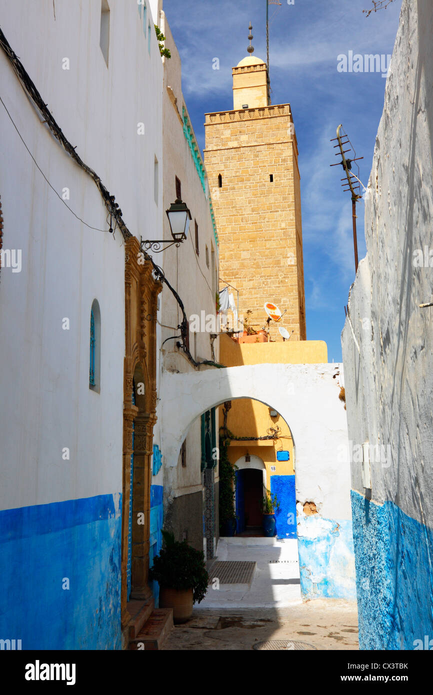 Kasbah der Udayas Lane mit Minarett Rabat Marokko Stockfoto