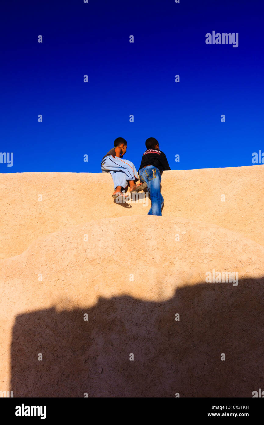 Zwei Kinder auf die Bastionsmauern der portugiesischen Stadt in el Jadida, Atlantic Marokko Stockfoto