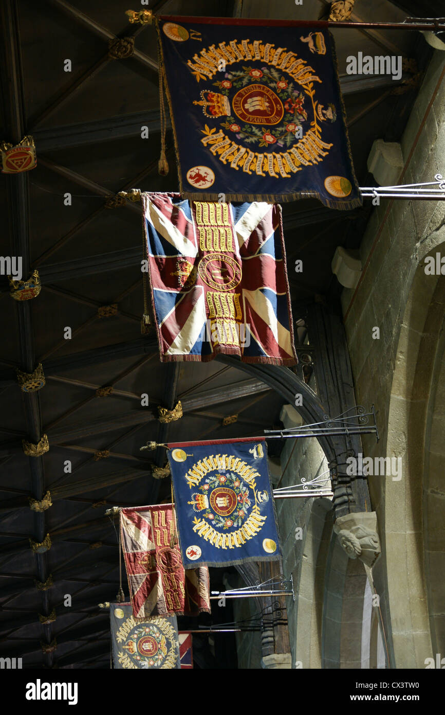 Battle Flags für die Welsh Fusiliers hängen in der Regiments-Kapelle Saint Giles Kirche, Wrexham Wales Stockfoto