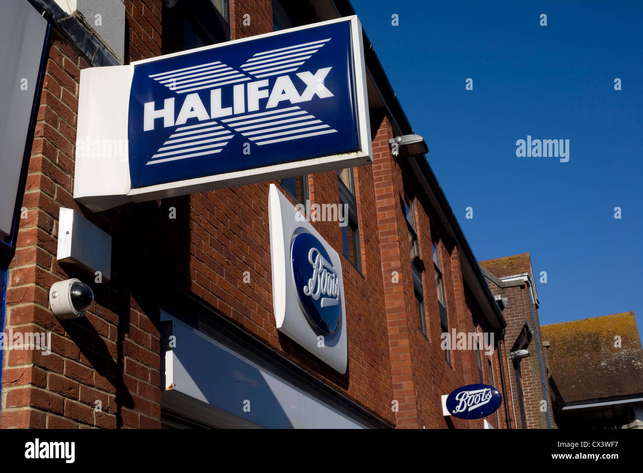 Blaue und weiße High Street Marken, Halifax und Stiefel auf West Street, Havant, Hampshire Stockfoto