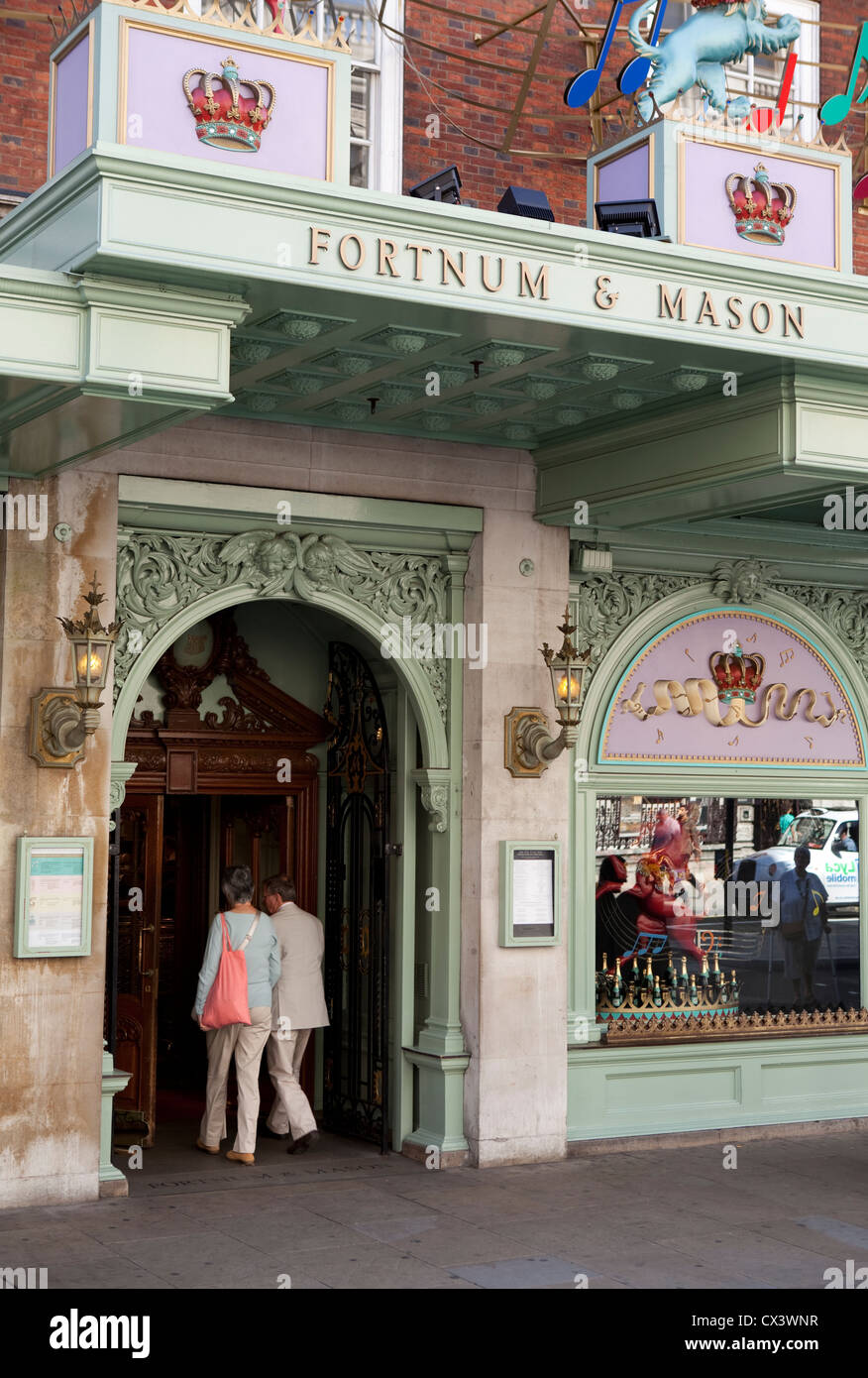 Der Eingang zum Fortnum and Mason Kaufhaus am Piccadilly, London Stockfoto Der Eingang zum Fortnum and Mason Kaufhaus am Piccadilly, London Stockfoto