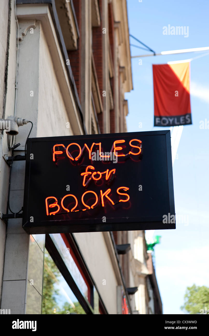 Melden Sie sich für Foyles Bookstore auf Charing Cross Road im Londoner West End Stockfoto