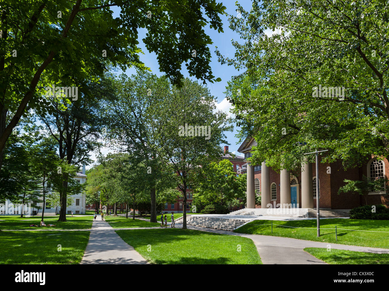 Harvard Yard mit der Gedächtniskirche auf der rechten Seite, Harvard University, Cambridge, Boston, Massachusetts, USA Stockfoto