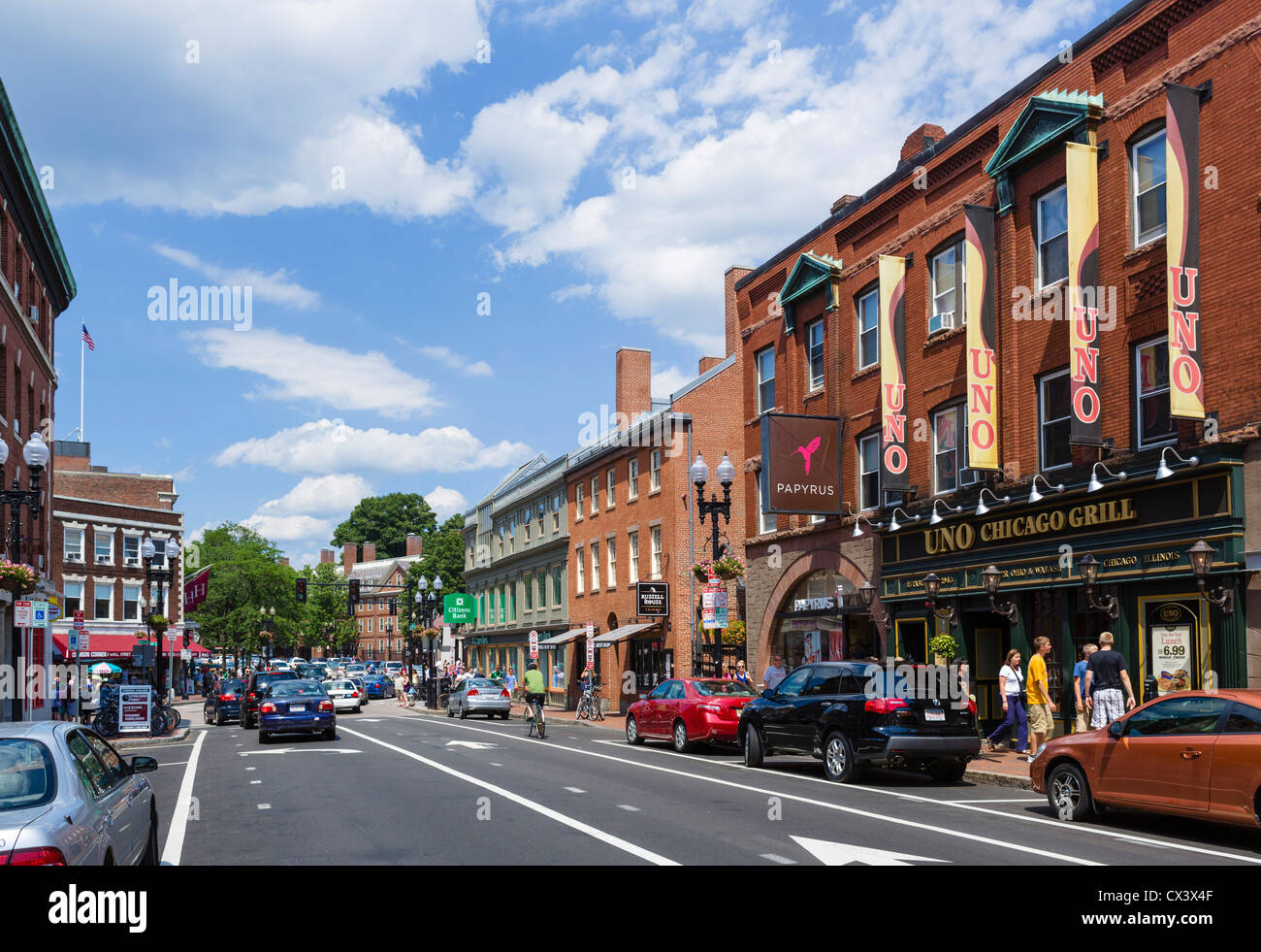 Geschäfte und Restaurants auf John F Kennedy Straße mit Blick auf Harvard Square, Cambridge, Boston, Massachusetts, USA Stockfoto