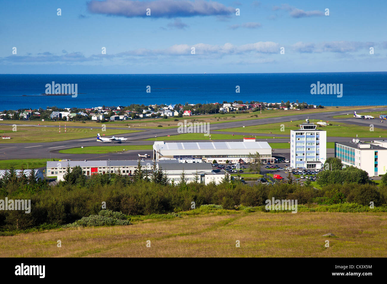 Luftaufnahme von Reykjavik Domestic Airport, Reykjavíkurflugvöllur, aus der Perlan Stockfoto