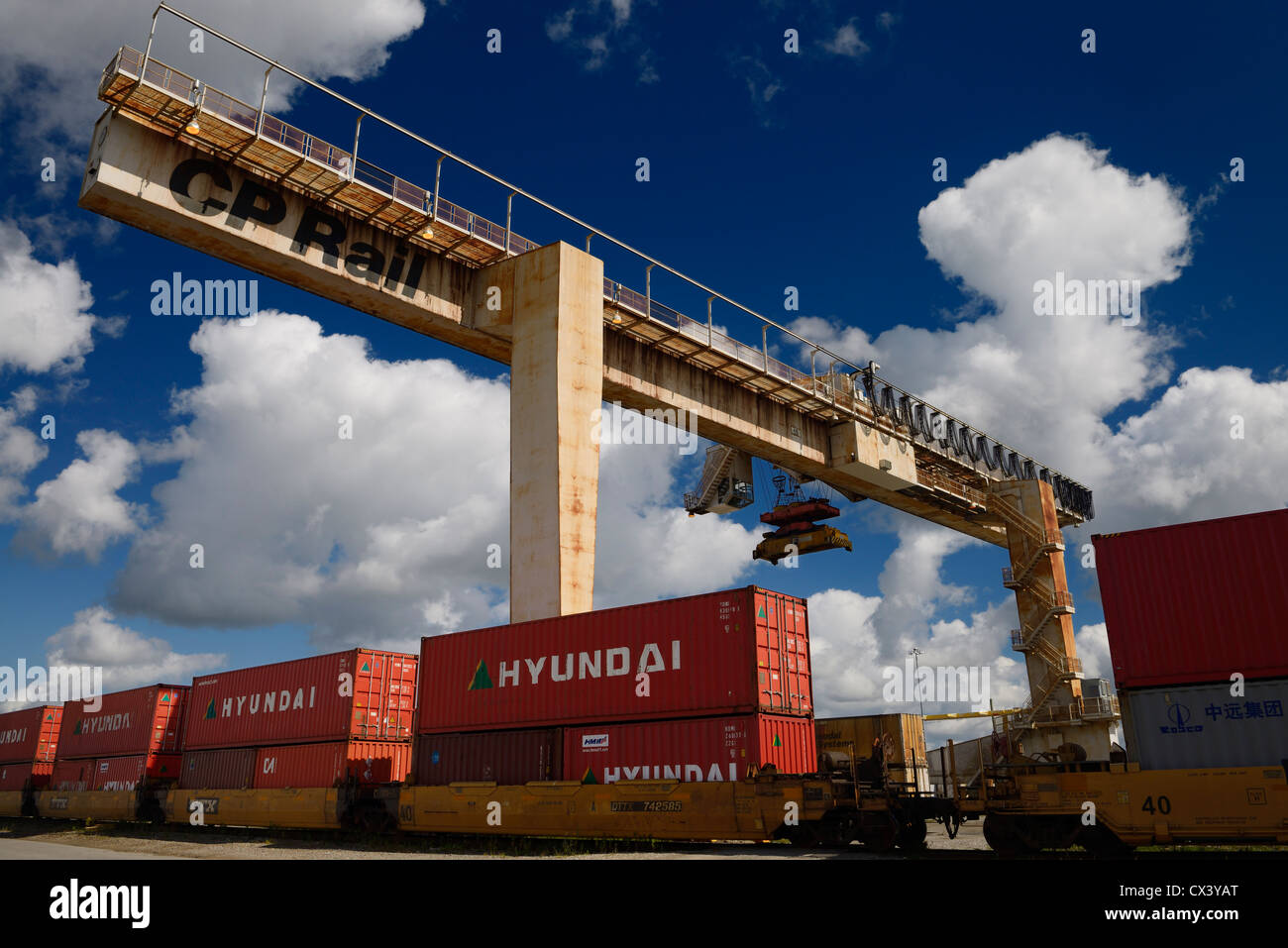 Festen Betonbrücke Container-Kran auf ein Bahnbetriebswerk Transport für die Übertragung auf LKW Ontario Kanada Stockfoto