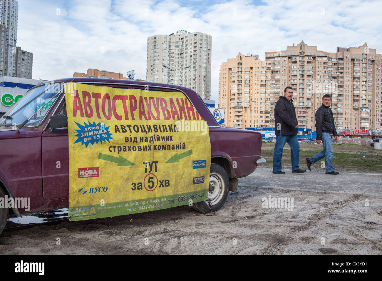 Werbung für Kfz-Versicherung bei einem geparkten Auto in der Umgebung Osokorki in Kiew, Ukraine, Osteuropa. Stockfoto