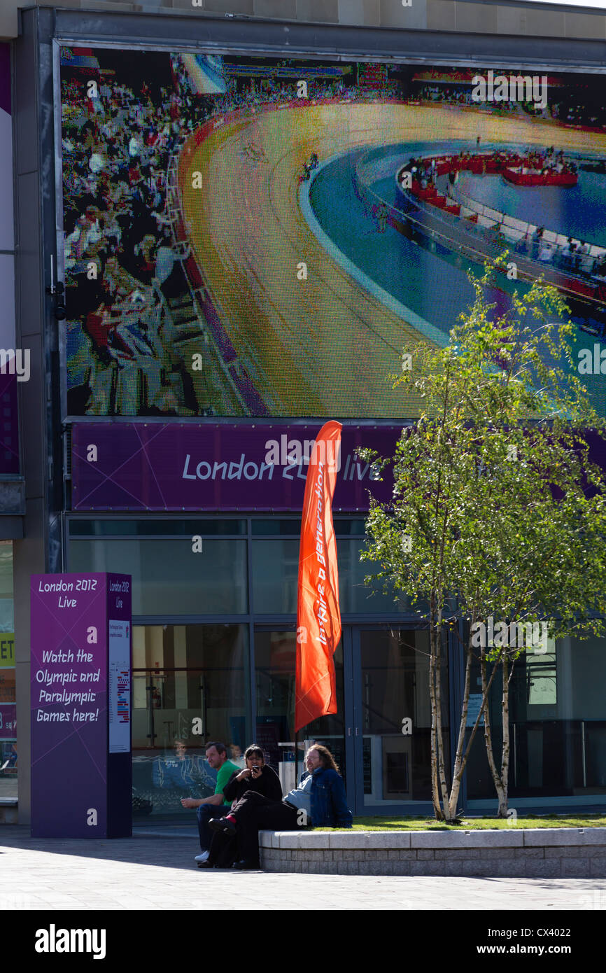 Leute zu beobachten, eine BBC feed aus der Olympiade 2012 in London, auf einer großen Leinwand im Centenary Square, Bradford. Stockfoto