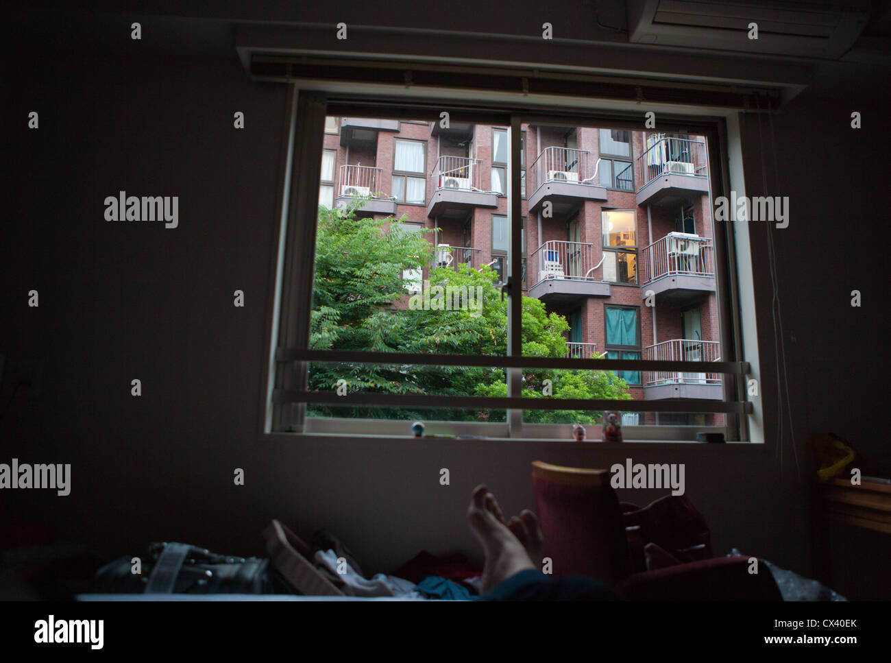 Blick vom Innenministerium eine Wohnung Zimmer Blick auf ein weiteres Apartment-Komplex. Stockfoto