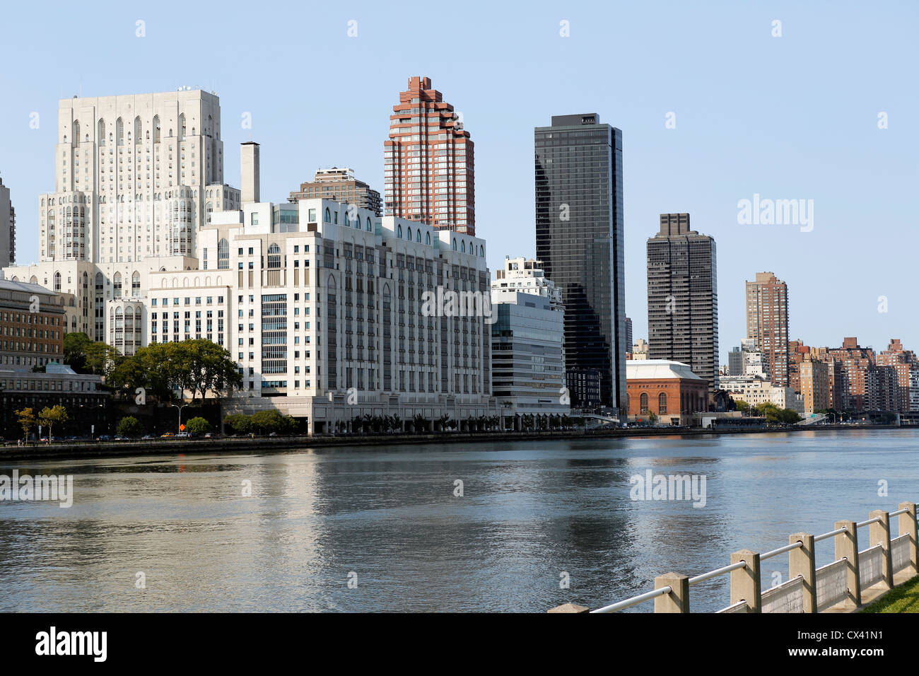 Blick auf Manhattans Upper East Side von Roosevelt Island, New York, NY, USA Stockfoto