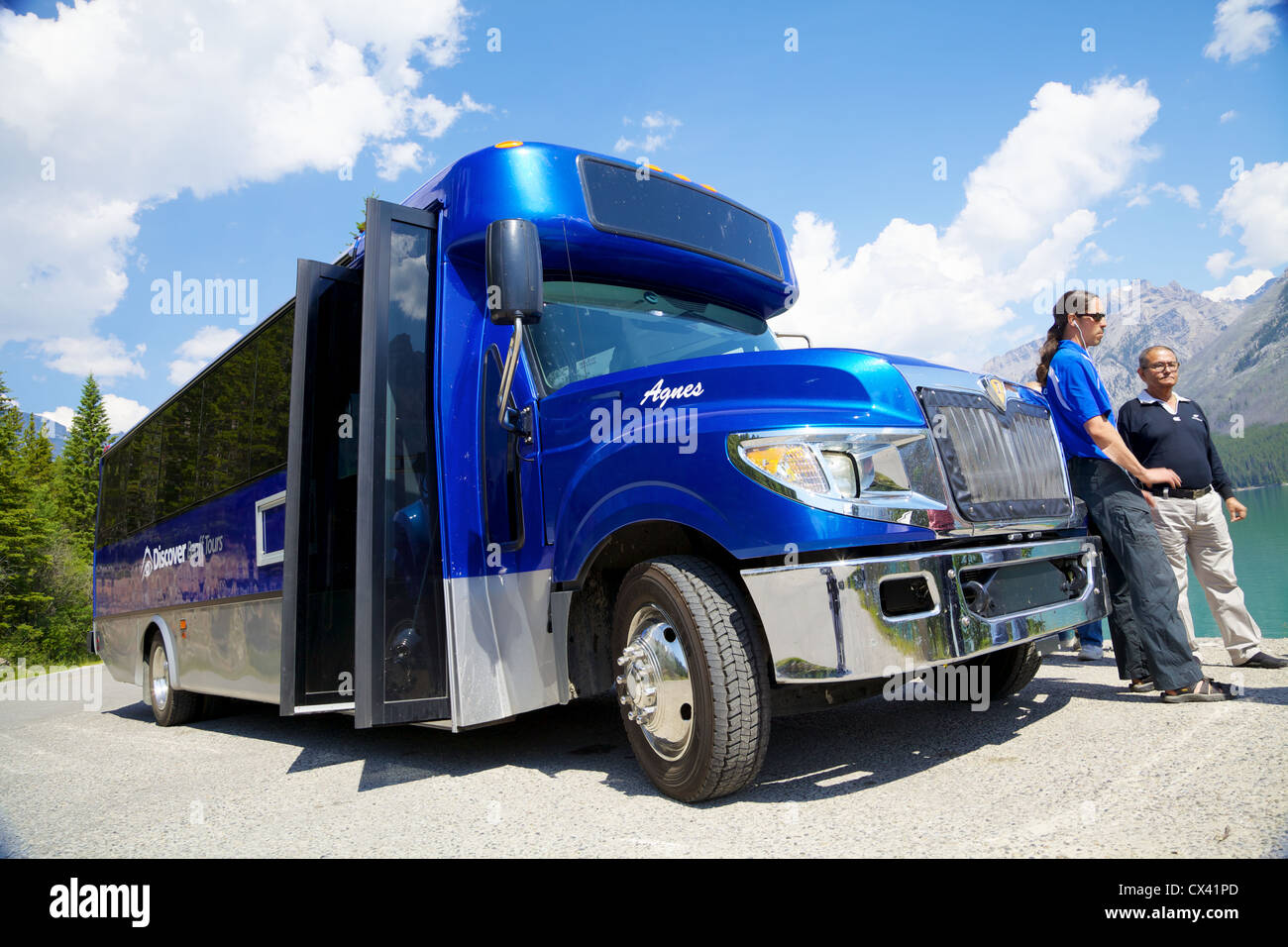 Entdecken Sie Banff-Tour-Bus am Lake Minnewanka Stockfoto