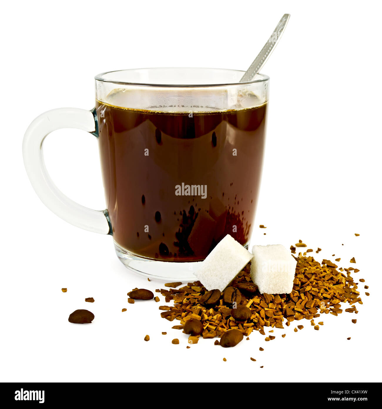 Kaffee in einen Glaskrug, einen Löffel, Körner und Granulat Kaffee auf einem Tisch mit zwei Klumpen des Zuckers isoliert auf weißem Hintergrund Stockfoto