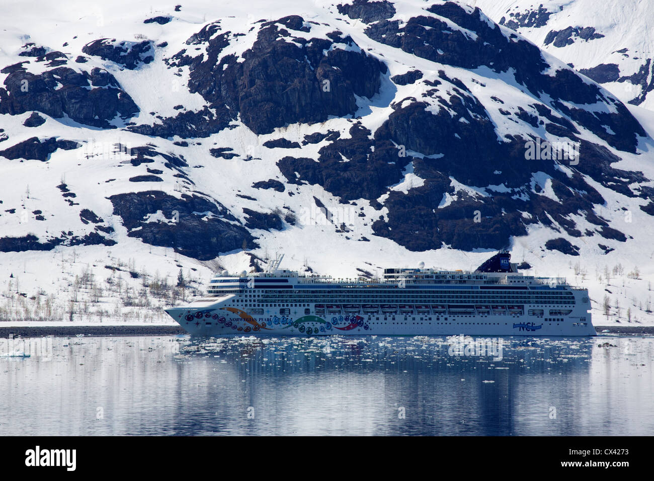 Das Kreuzfahrtschiff Norwegian Pearl Cuises unter Mount Fairweather. Glacier Bay Nationalpark, Alaska. Stockfoto