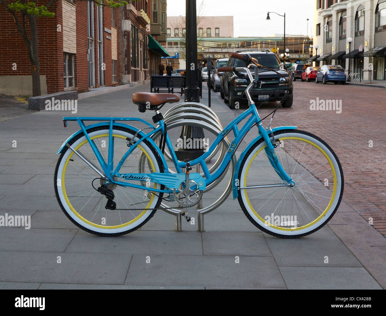 Cruiser Fahrrad Stil für moderne Fahrradträger gesperrt. Oak Park, Illinois Stockfoto