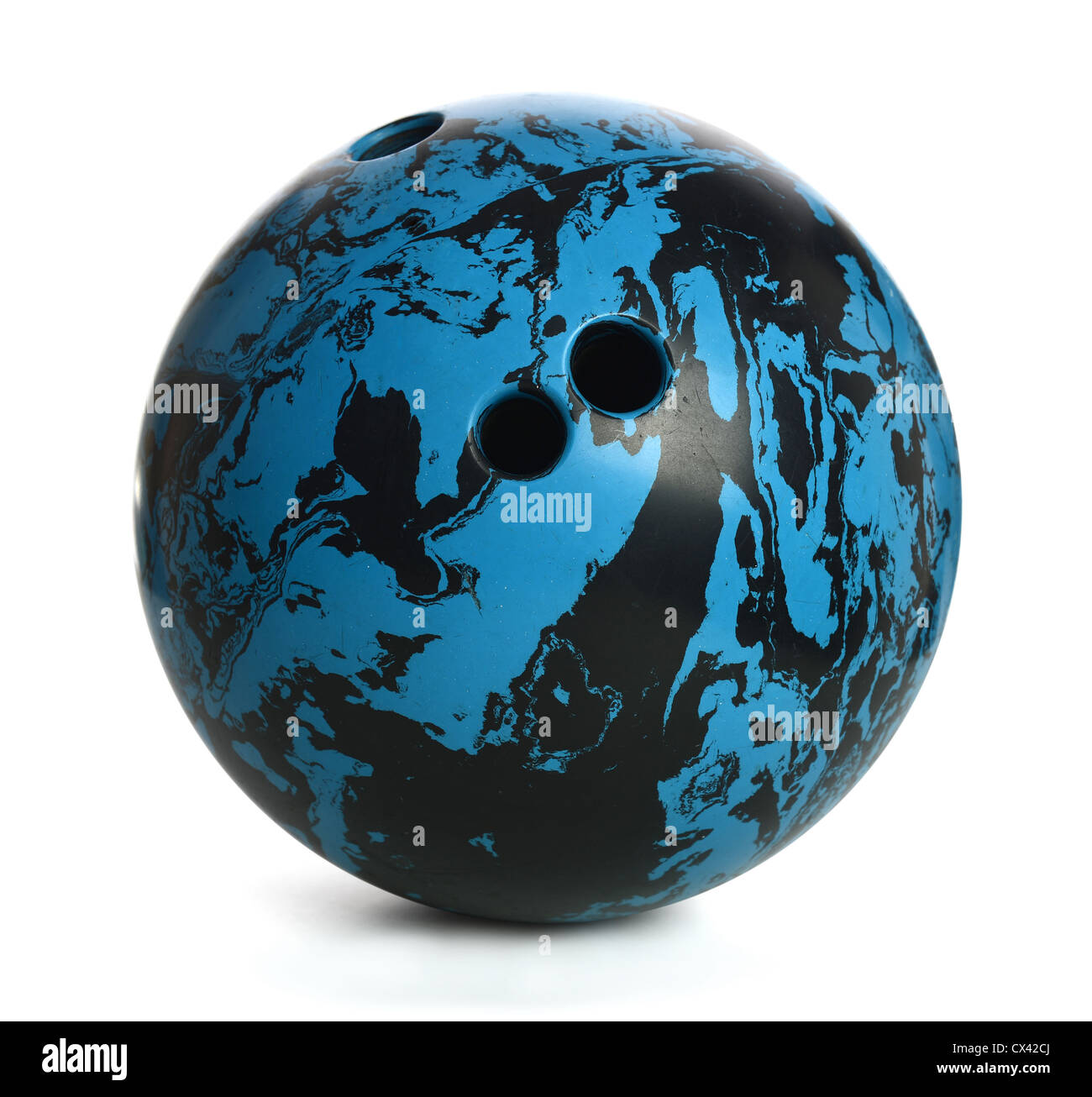 Blau und schwarz-Bowling-Kugel isoliert auf weißem Hintergrund - mit Beschneidungspfad Stockfoto