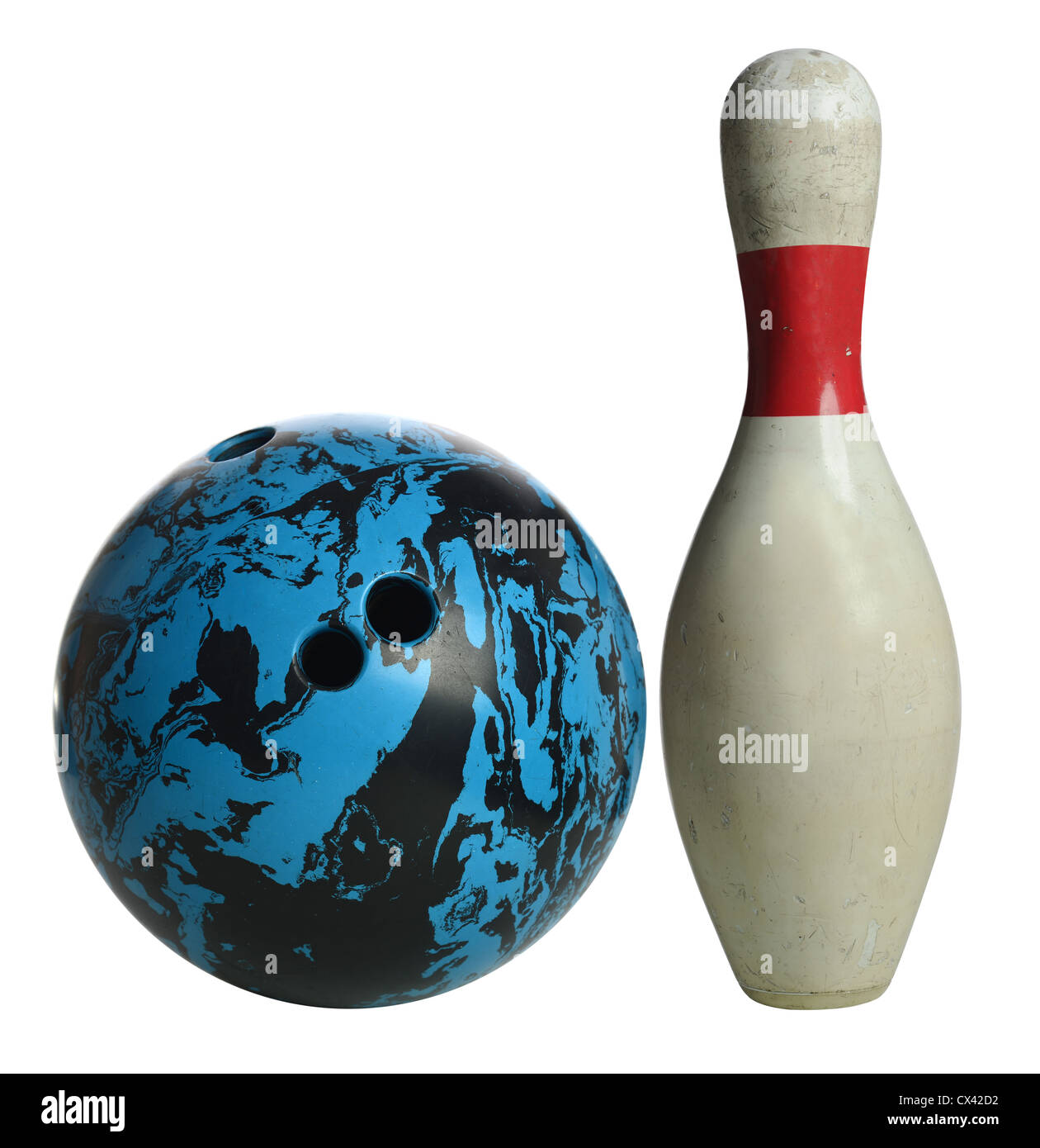 Vintage weiß bowling Pin und Kugel isoliert auf weißem Hintergrund Stockfoto