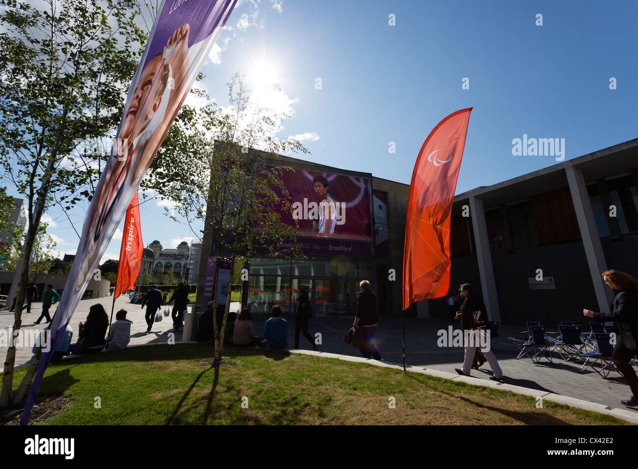 Leute zu beobachten, eine BBC feed aus der Olympiade 2012 in London, auf einer großen Leinwand im Centenary Square, Bradford. Stockfoto