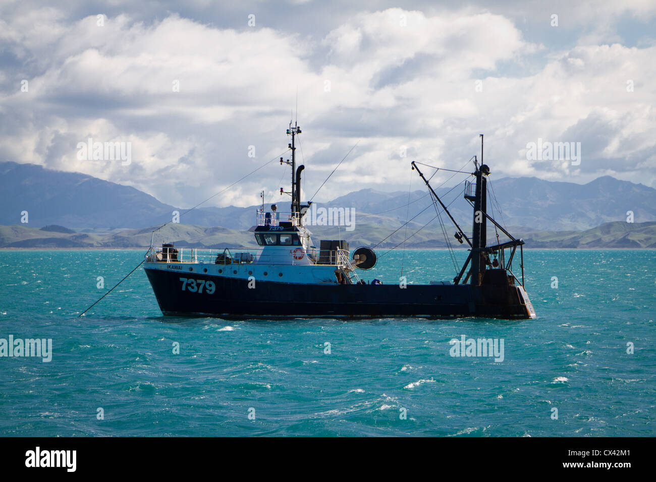 Trawler vor Anker Stockfoto