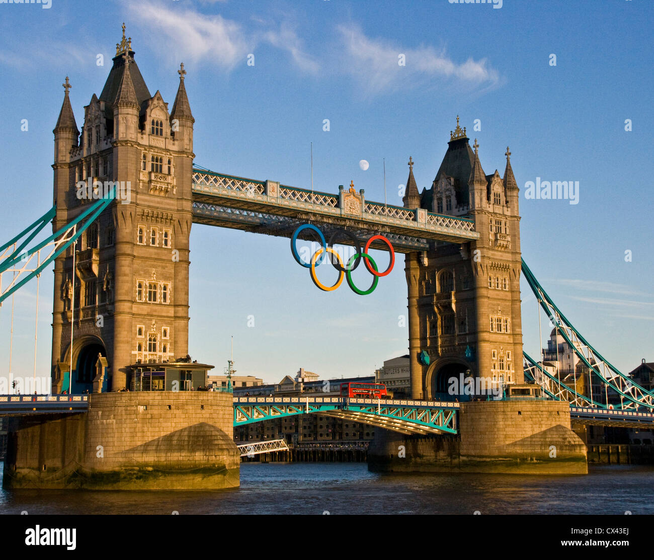 Grad 1 aufgeführten Tower Bridge mit olympischen Ringen und Mond bei Sonnenuntergang London England Europa Stockfoto