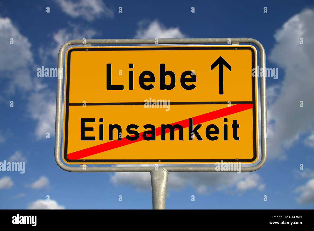 Deutsche Straße Zeichen Einsamkeit und Liebe mit blauem Himmel und weißen Wolken Stockfoto